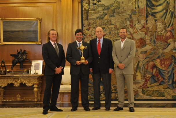 Audiencia a los deportistas españoles que han formado parte del equipo europeo de la Ryder Cup 2012. Fotografía de grupo de Su Majestad el Rey con los
